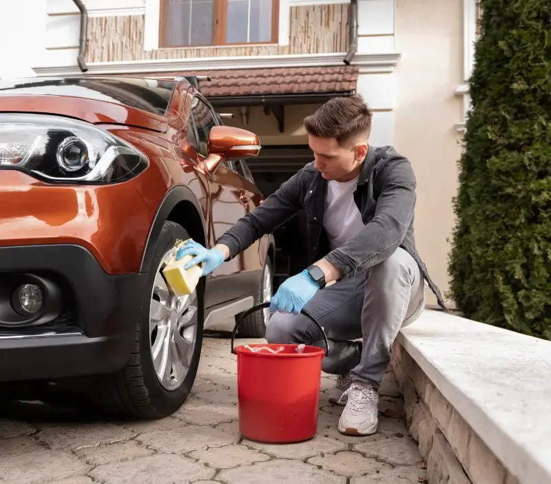 Lavage auto à domicile Wy-dit-Joli-Village : professionnel intervenant sur un véhicule